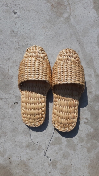 Dép lục bình đan thủ công